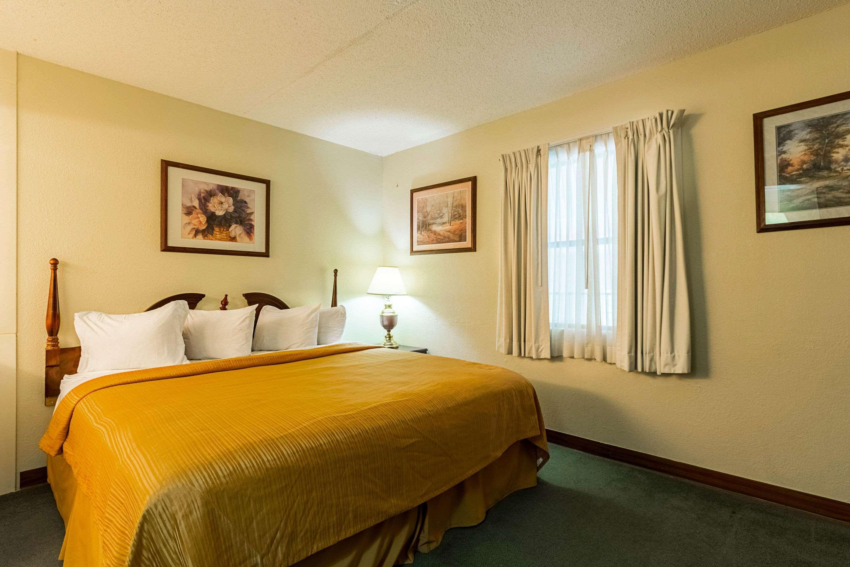 Econo Lodge Inn & Suites Bentonville Exterior photo