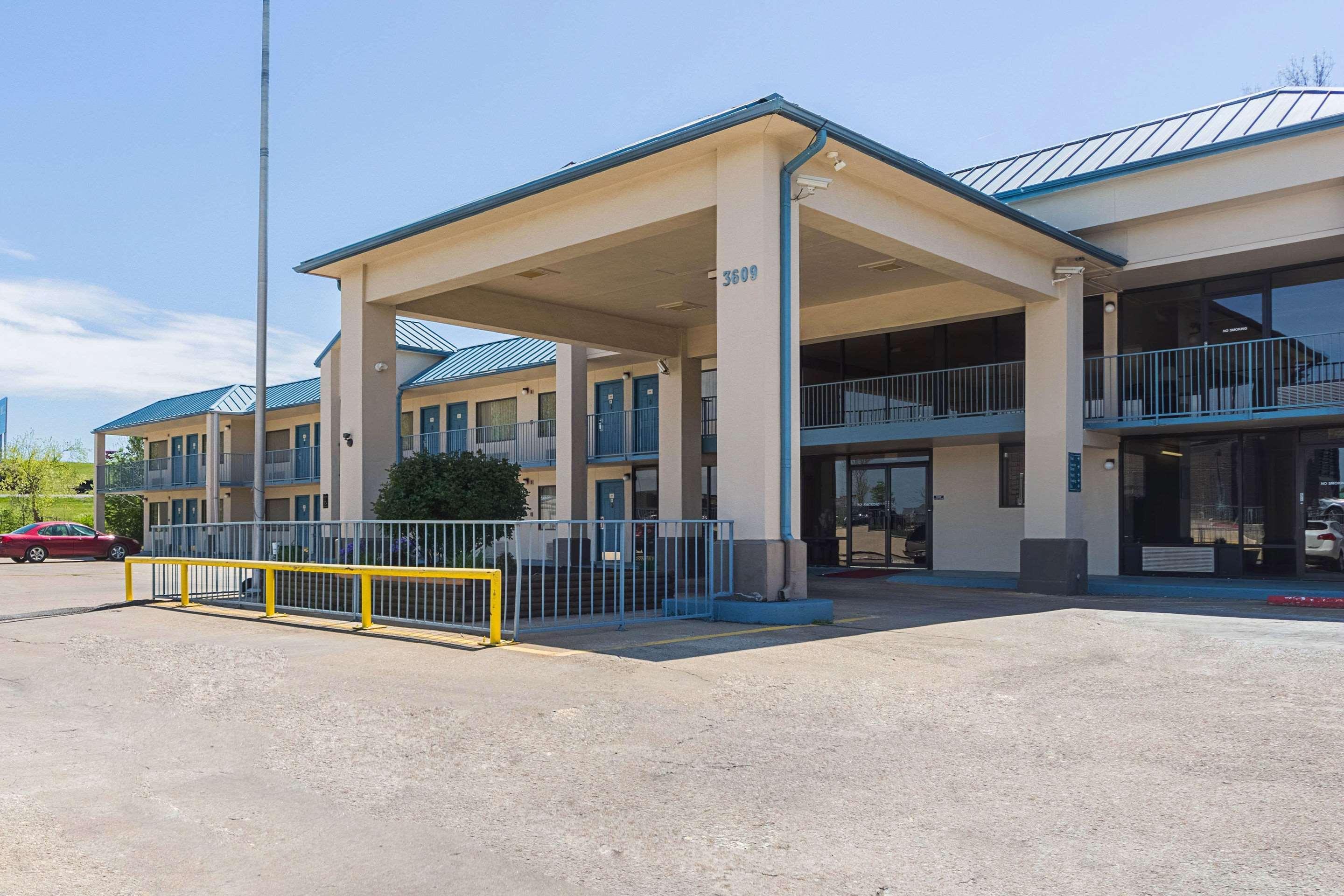 Econo Lodge Inn & Suites Bentonville Exterior photo