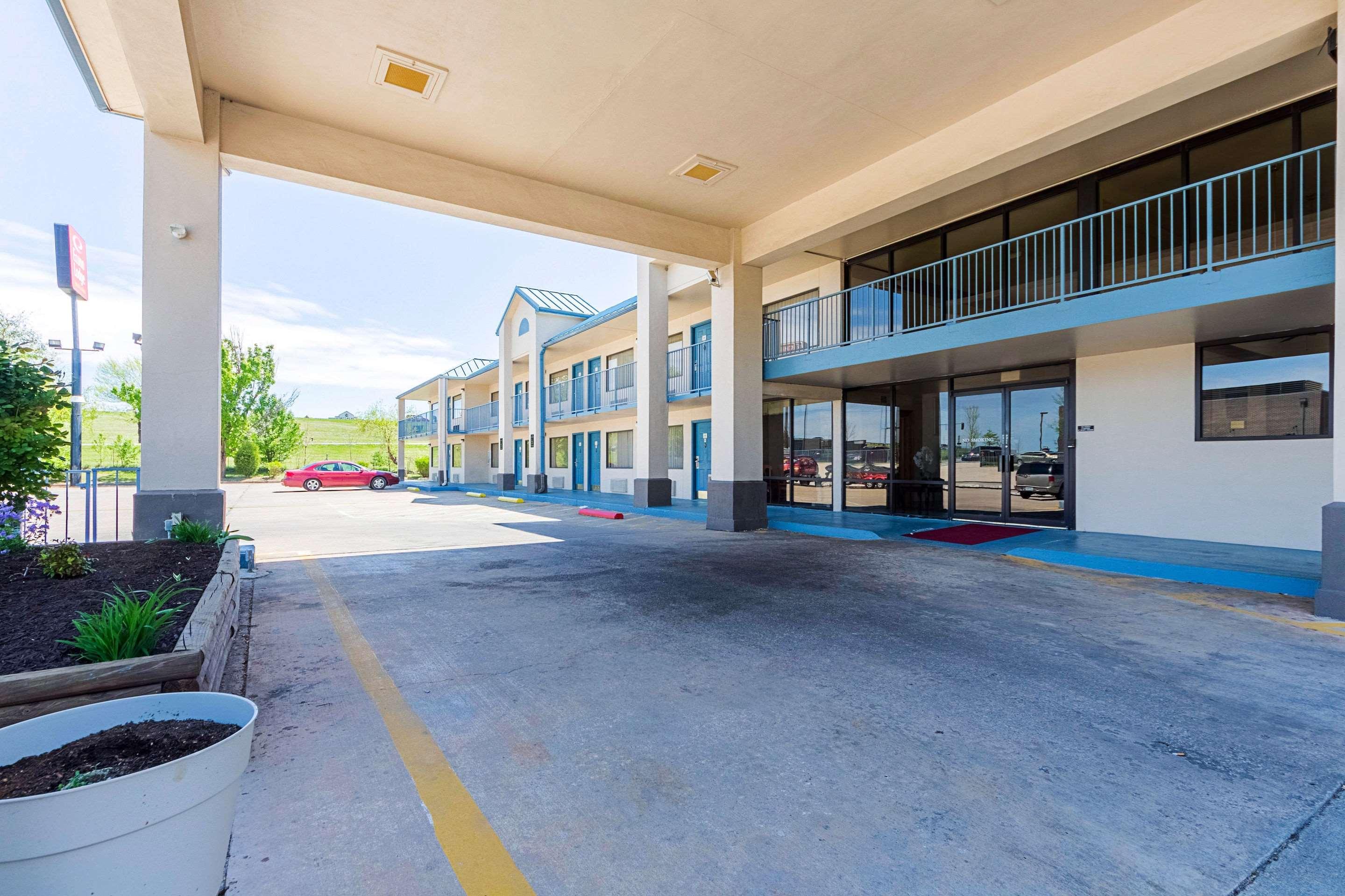 Econo Lodge Inn & Suites Bentonville Exterior photo