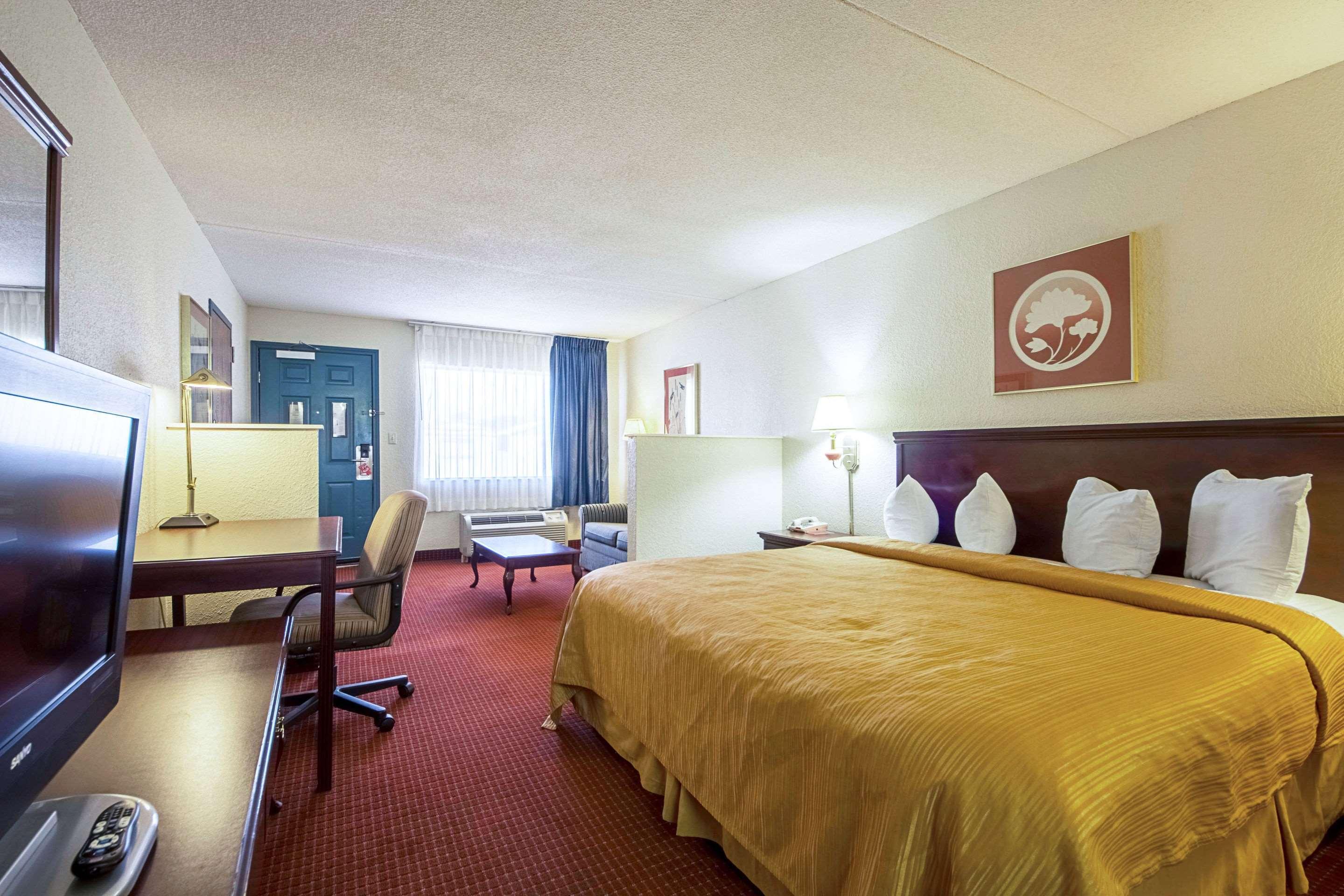 Econo Lodge Inn & Suites Bentonville Exterior photo