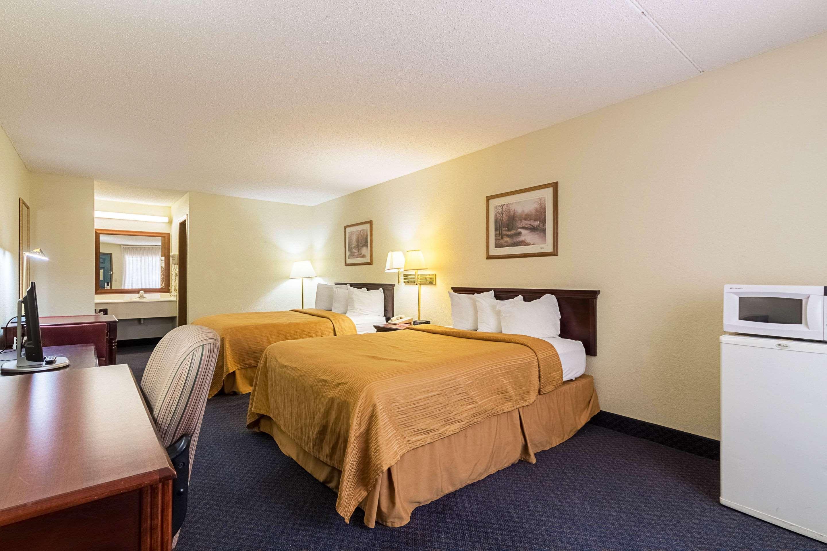 Econo Lodge Inn & Suites Bentonville Exterior photo