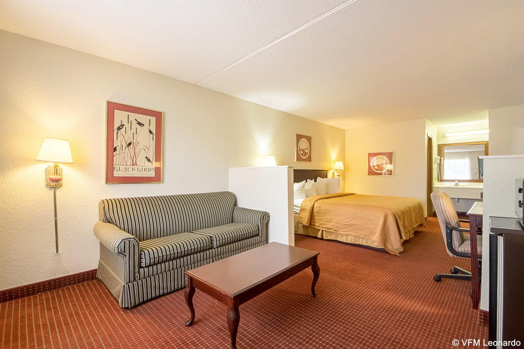 Econo Lodge Inn & Suites Bentonville Exterior photo