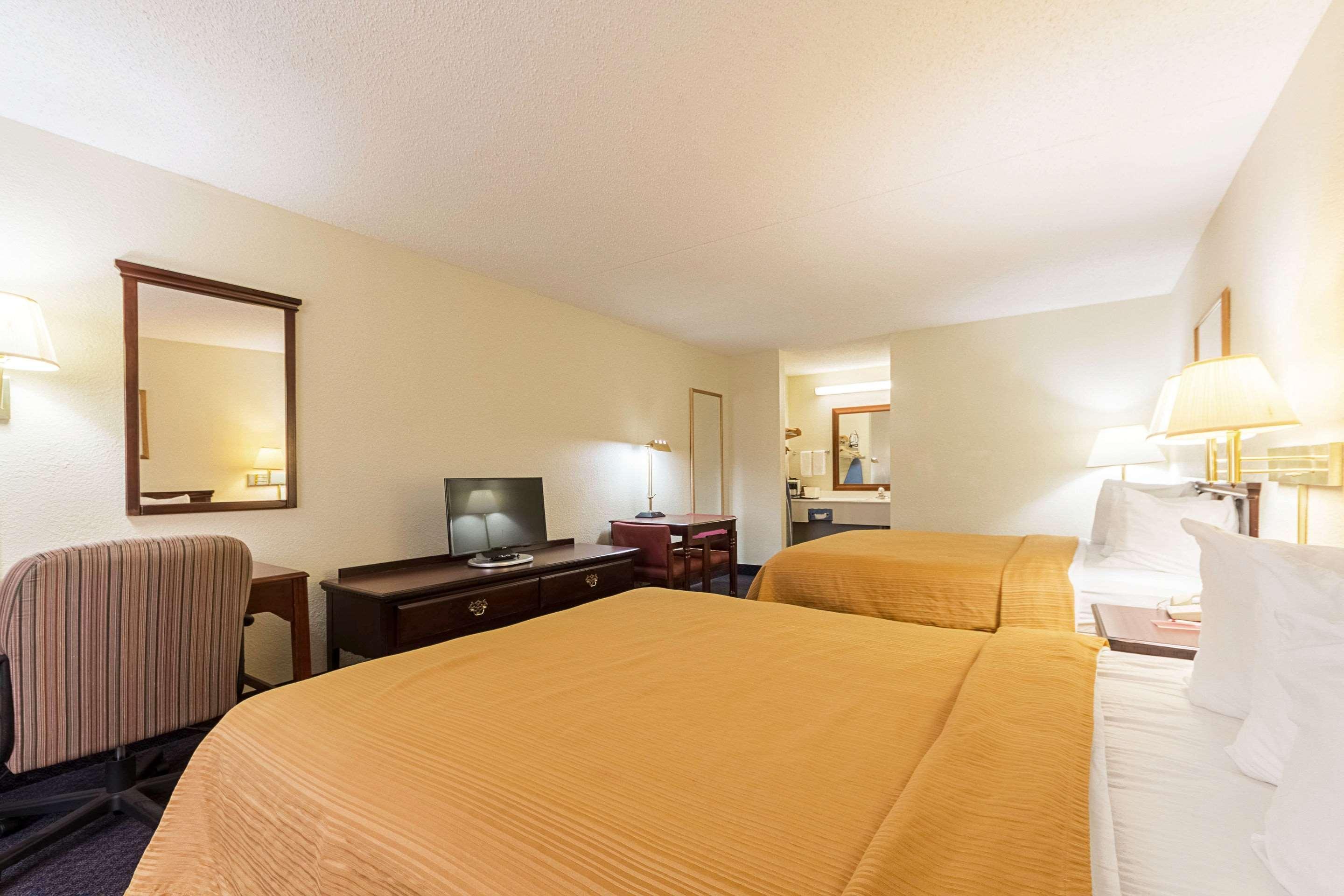 Econo Lodge Inn & Suites Bentonville Exterior photo