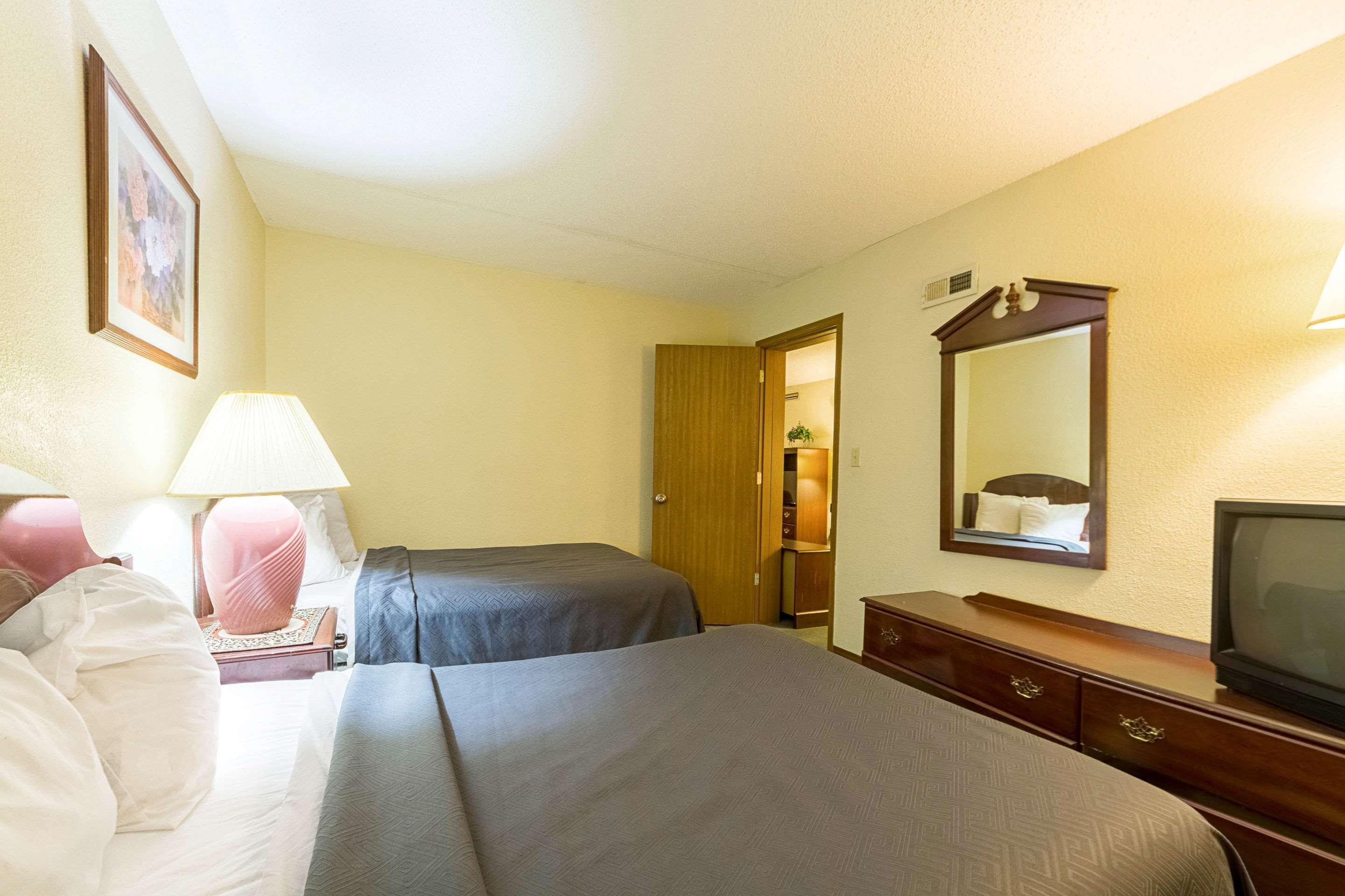 Econo Lodge Inn & Suites Bentonville Exterior photo