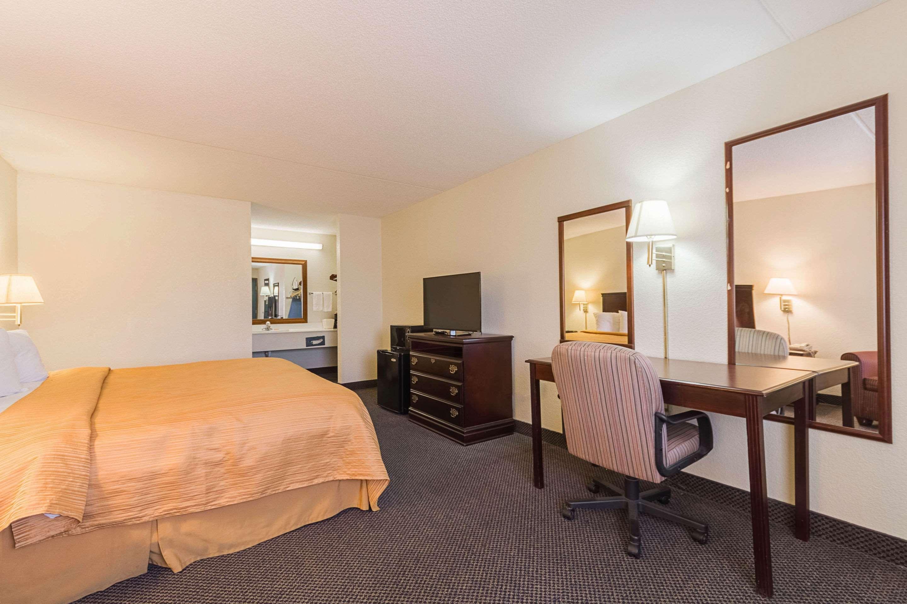 Econo Lodge Inn & Suites Bentonville Exterior photo
