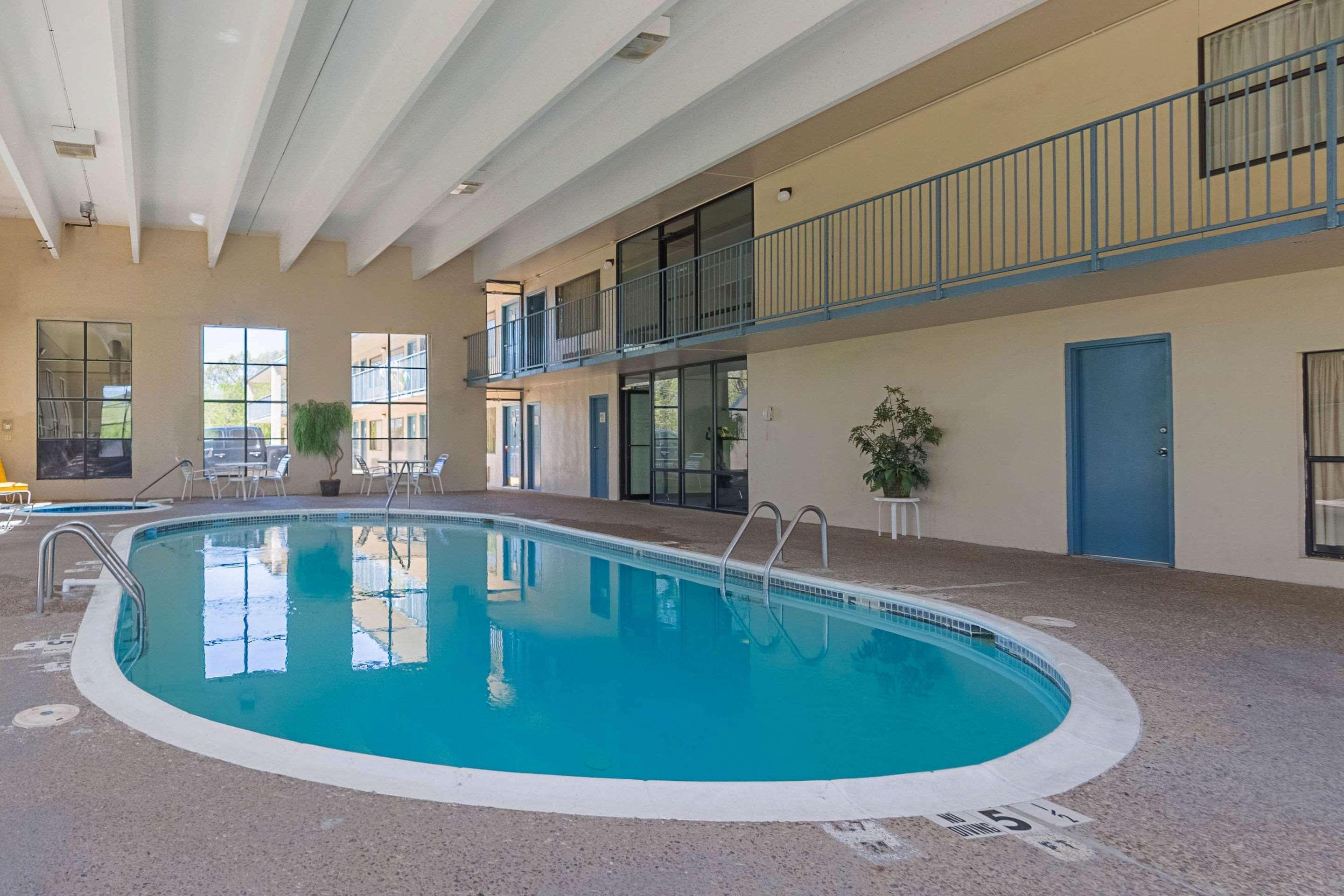 Econo Lodge Inn & Suites Bentonville Exterior photo