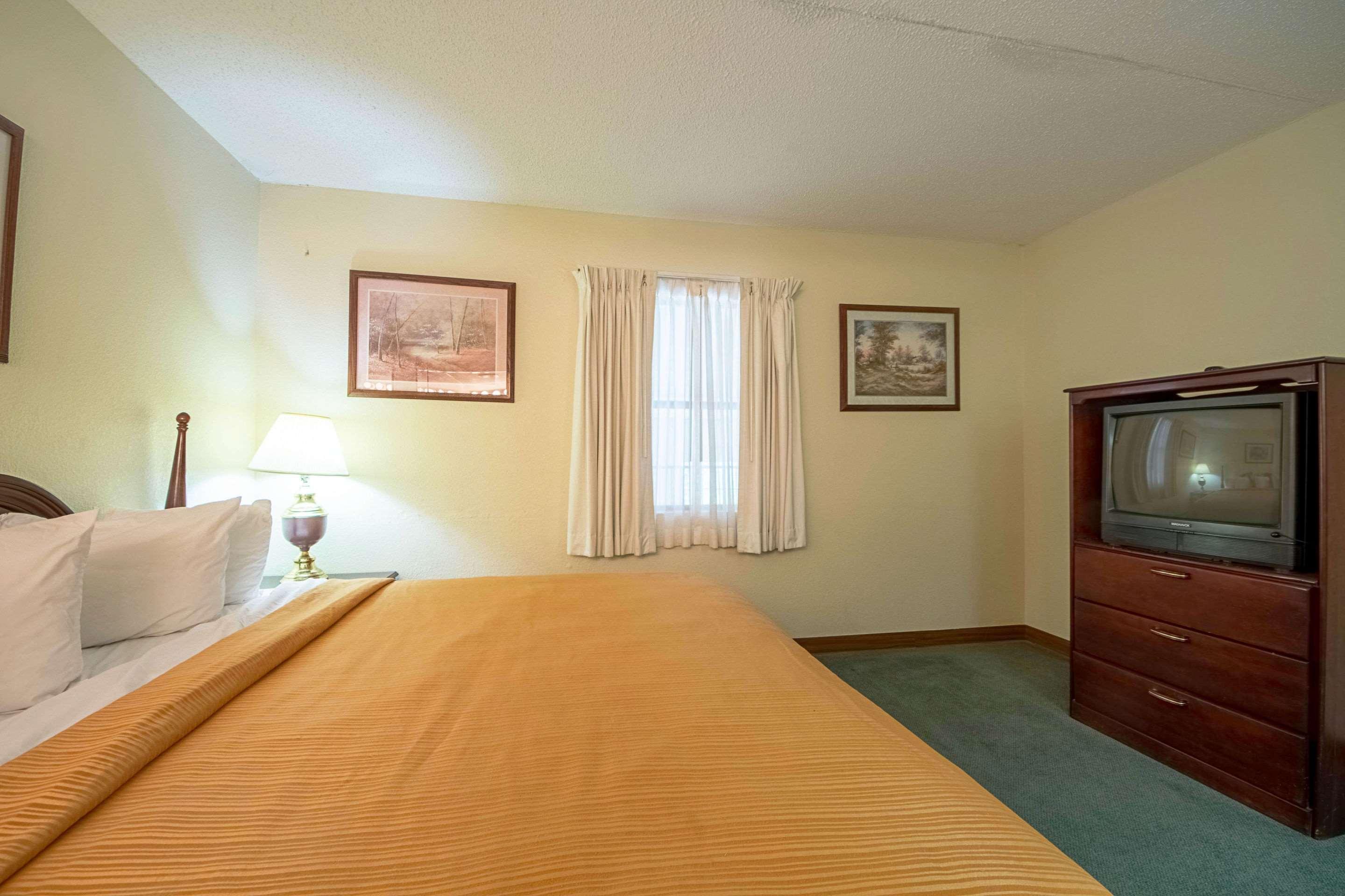 Econo Lodge Inn & Suites Bentonville Exterior photo