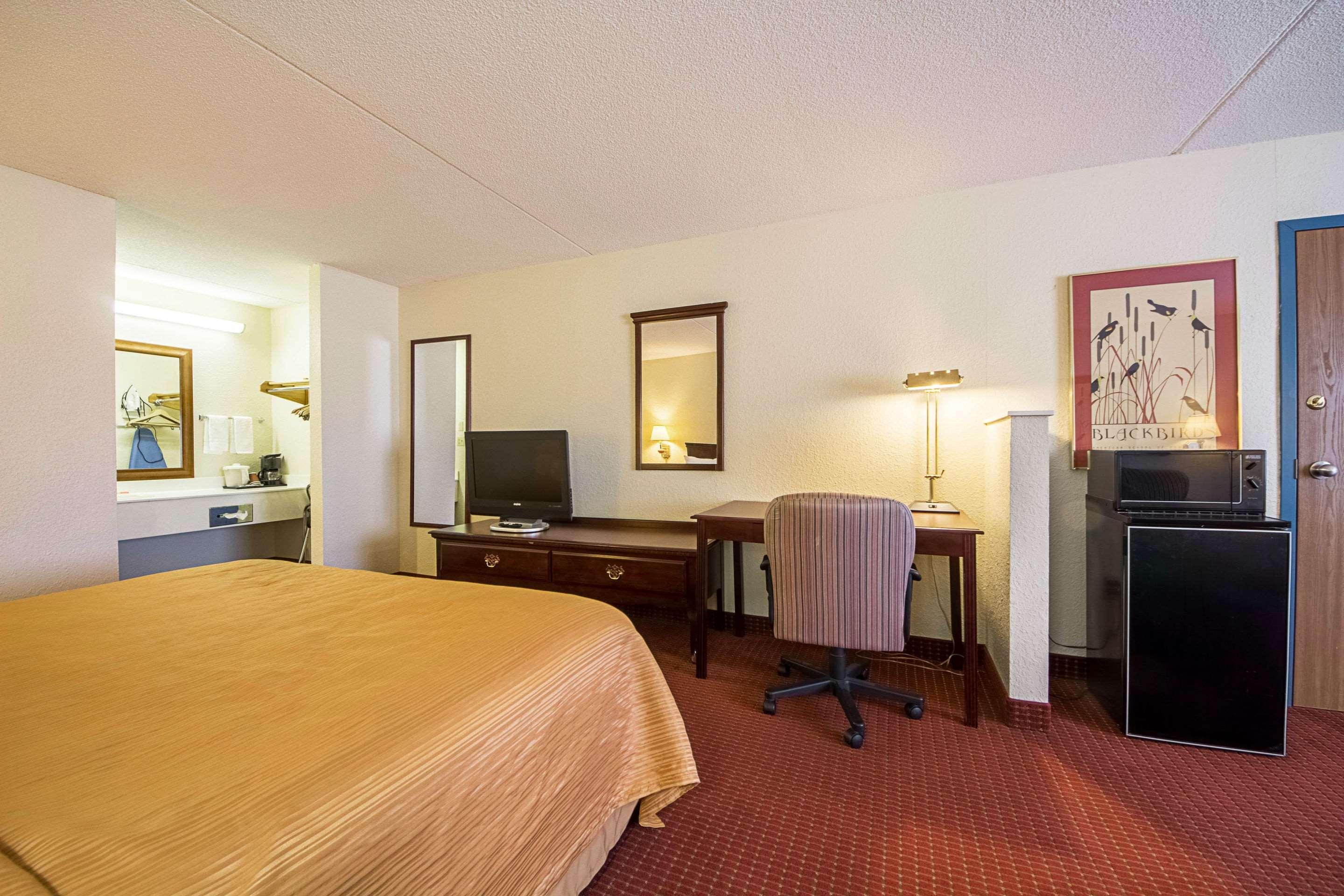 Econo Lodge Inn & Suites Bentonville Exterior photo