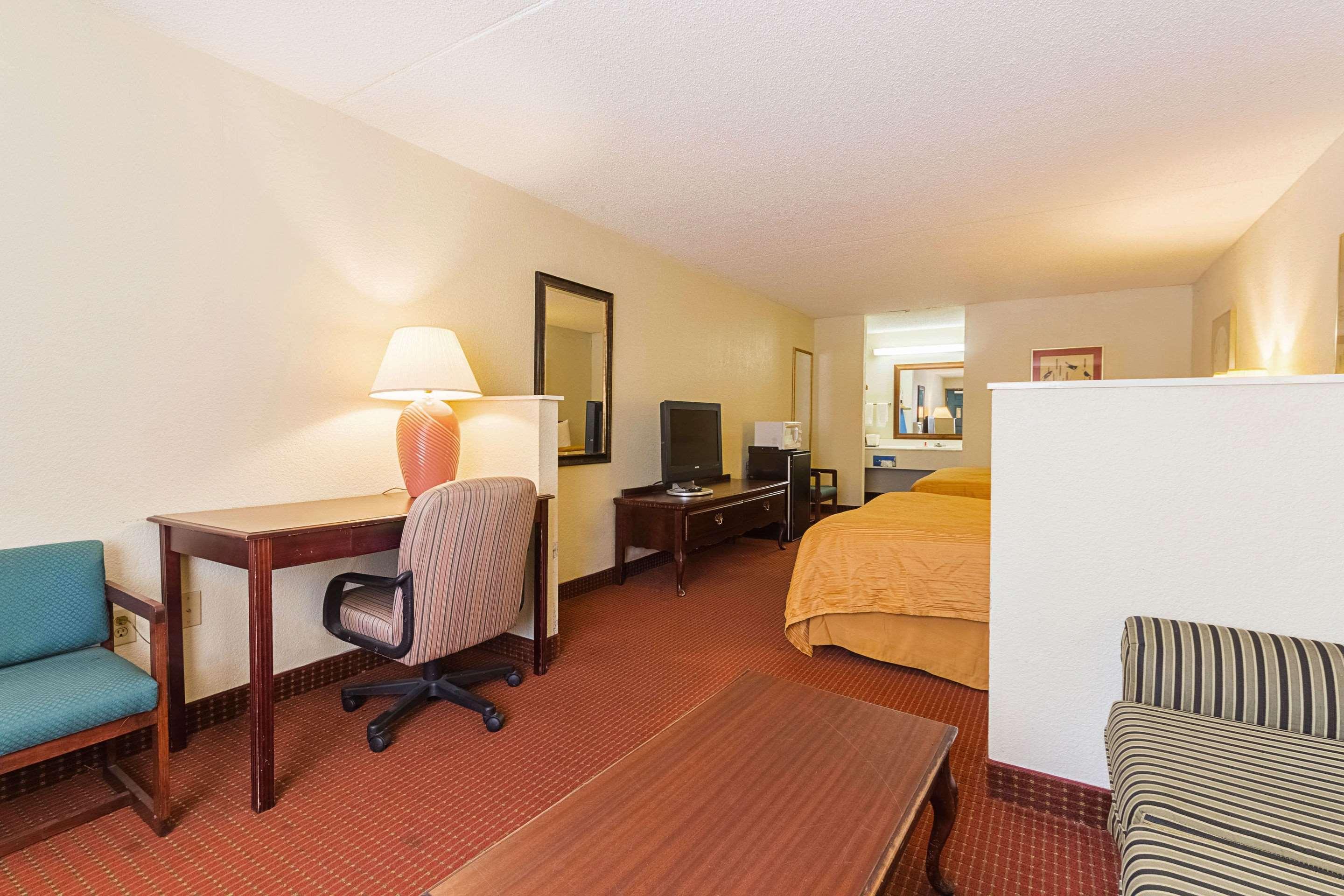 Econo Lodge Inn & Suites Bentonville Exterior photo