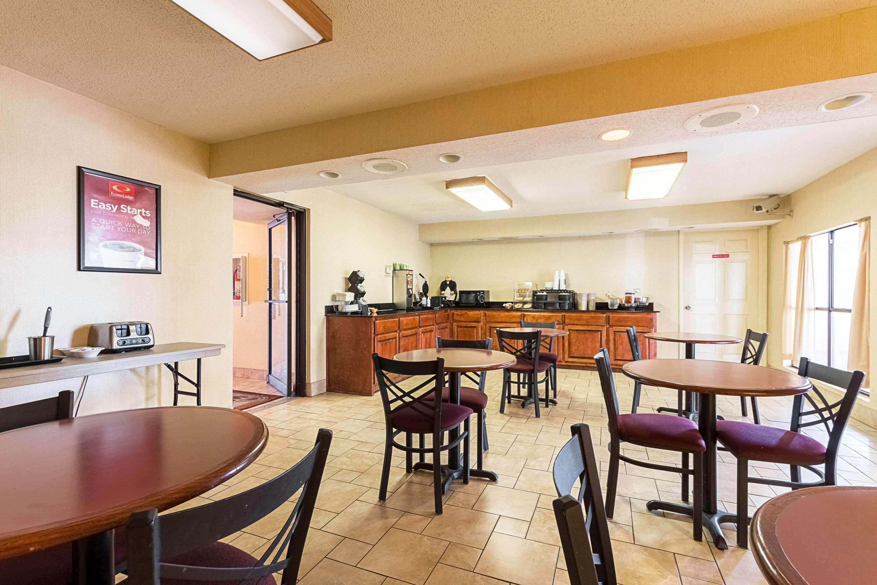 Econo Lodge Inn & Suites Bentonville Exterior photo